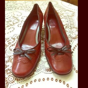 Leather black bow red wingtip low heel pump